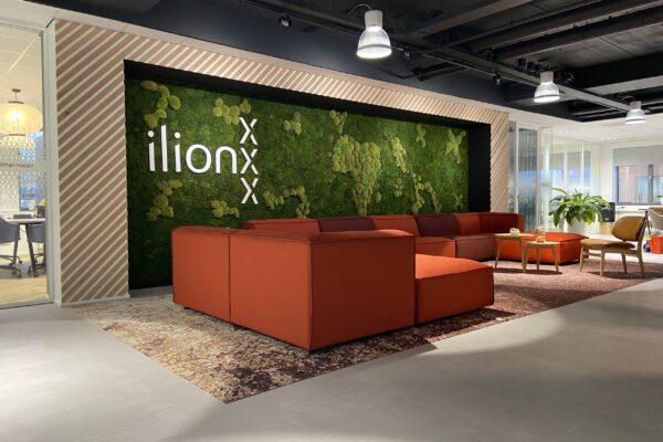 Moswand met logo - Ilionx Amsterdam