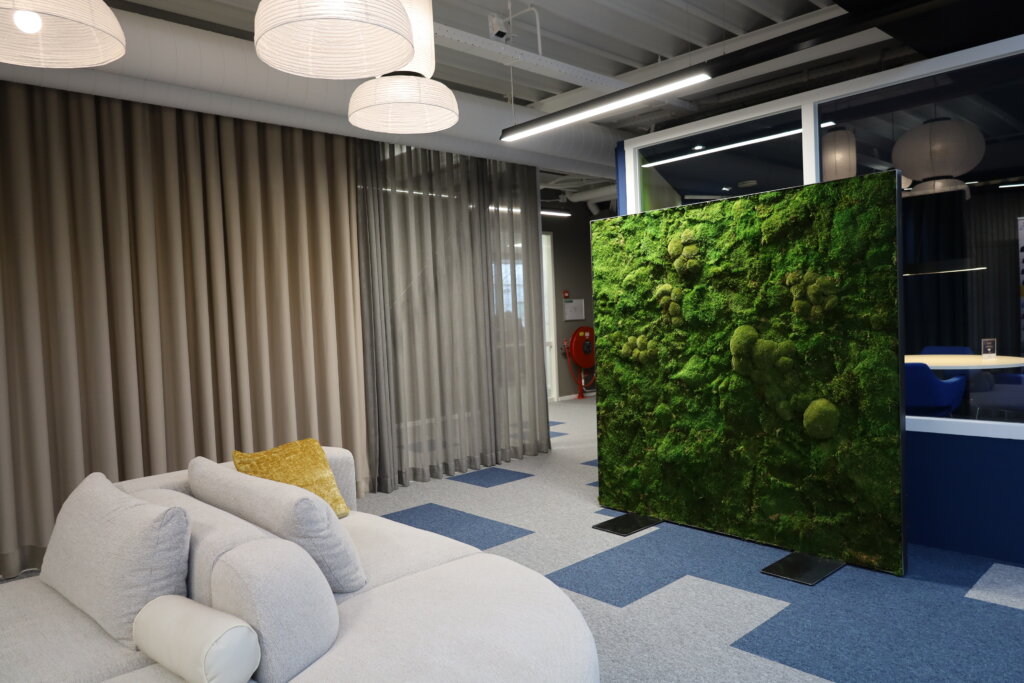 Roomdivider kantooroplossing interieurdesign kantoorinrichting moswand Amsterdam